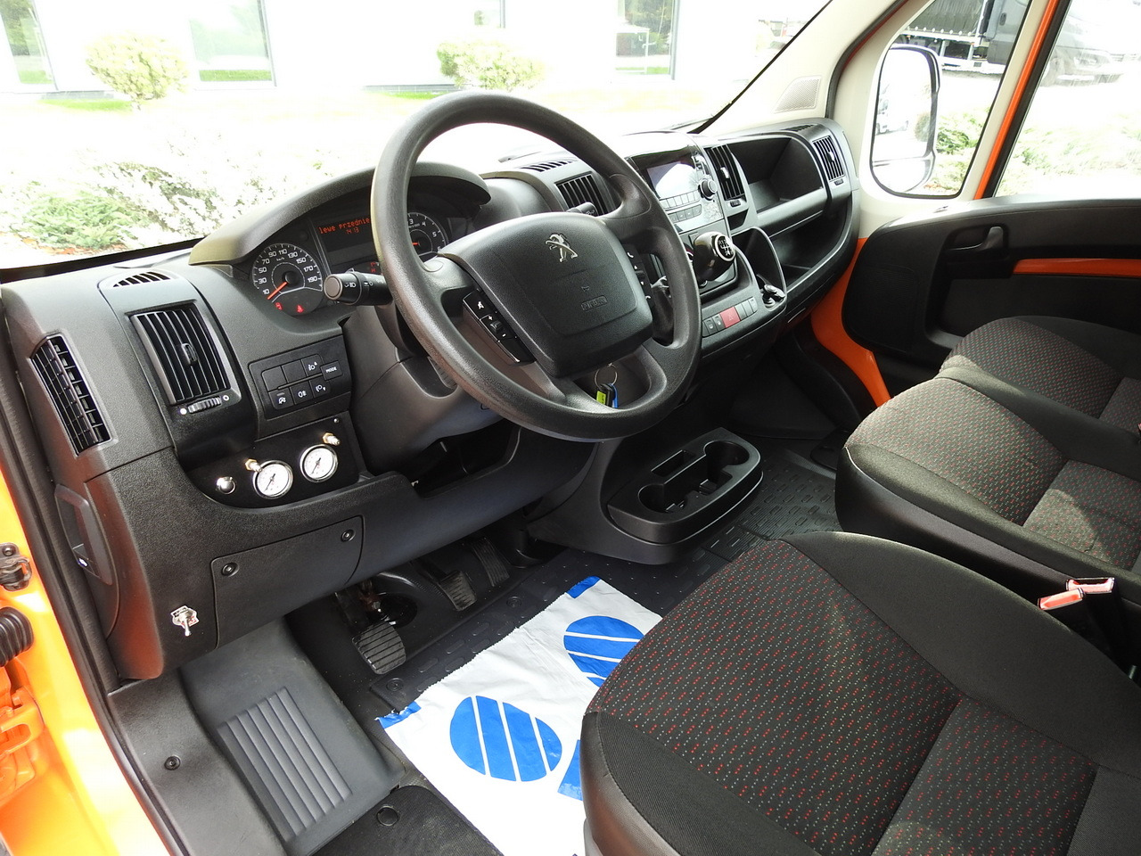 PEUGEOT BOXER STAKE BODY TARPAULIN DOUBLE CABIN DOKA 7 SEATS AIR CONDITIONING PNEUMATICS 140HP - Грузопассажирский фургон: фото 2 PEUGEOT BOXER STAKE BODY TARPAULIN DOUBLE CABIN DOKA 7 SEATS AIR CONDITIONING PNEUMATICS 140HP - Грузопассажирский фургон: фото 2