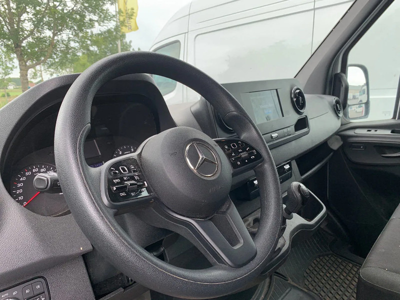 Mercedes-Benz Sprinter 317 CDI*L2H2*360°CAMERA*TEMPOMAT*NAVIGATIE*STOELVERWARMING* - Цельнометаллический фургон: фото 4 Mercedes-Benz Sprinter 317 CDI*L2H2*360°CAMERA*TEMPOMAT*NAVIGATIE*STOELVERWARMING* - Цельнометаллический фургон: фото 4