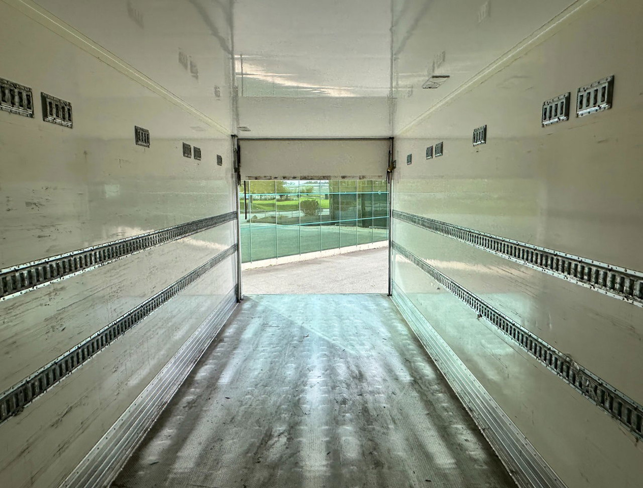 Прицеп-фургон Groenewegen DRA-10-10-2 VéDéCar Isolated BOX BPW Axles Disc Brakes Tail Lift NEW Condition: фото 15 Прицеп-фургон Groenewegen DRA-10-10-2 VéDéCar Isolated BOX BPW Axles Disc Brakes Tail Lift NEW Condition: фото 15