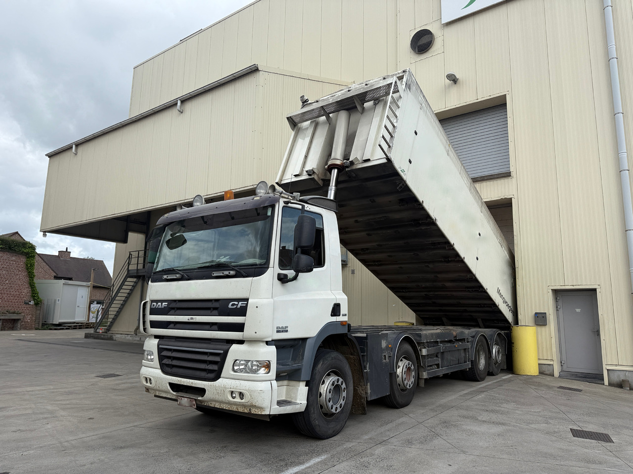 DAF 410 8X2 TIPPER, blowing system, compressor, compartments - Самосвал: фото 3 DAF 410 8X2 TIPPER, blowing system, compressor, compartments - Самосвал: фото 3