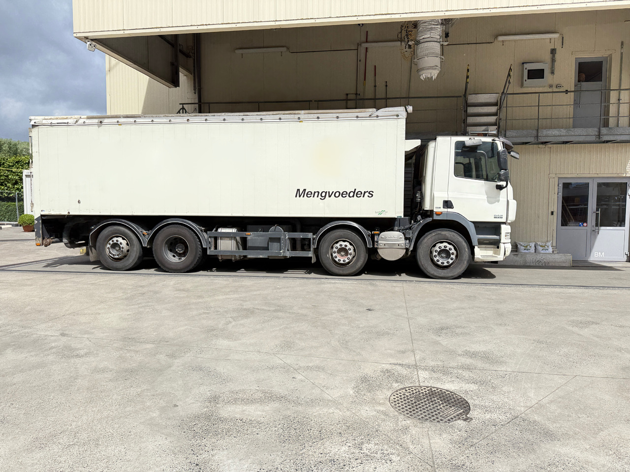 DAF 410 8X2 TIPPER, blowing system, compressor, compartments - Самосвал: фото 5 DAF 410 8X2 TIPPER, blowing system, compressor, compartments - Самосвал: фото 5