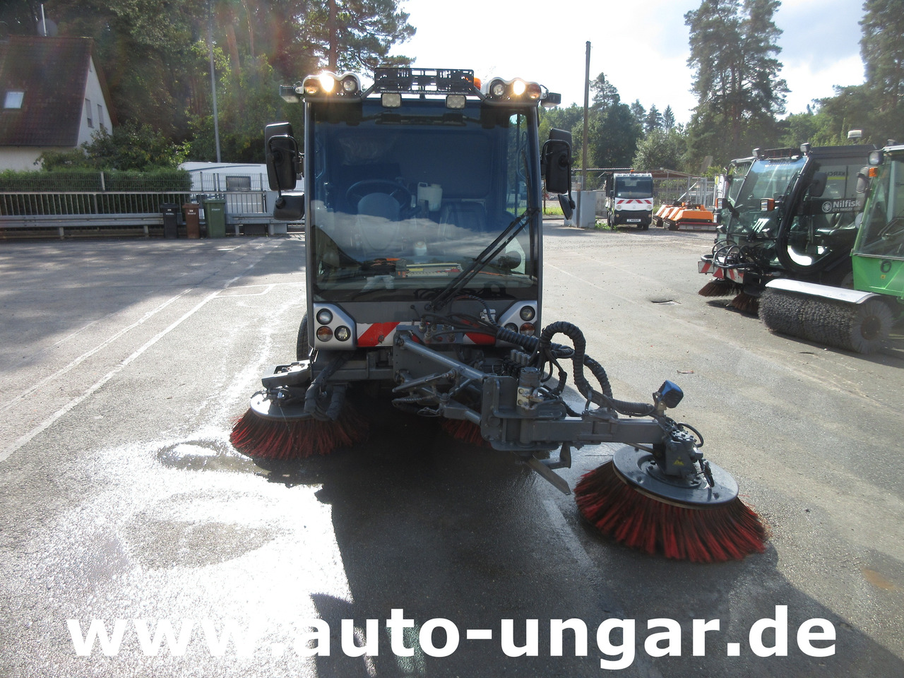 Boschung S3 Kehrmaschine urban sweeper Wildkrautbesen Allradlenkung - Подметально-уборочная машина: фото 4 Boschung S3 Kehrmaschine urban sweeper Wildkrautbesen Allradlenkung - Подметально-уборочная машина: фото 4