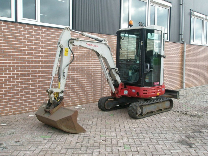 Takeuchi TB23R - Мини-экскаватор: фото 1 Takeuchi TB23R - Мини-экскаватор: фото 1