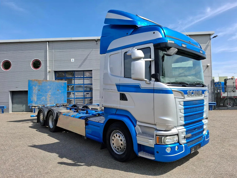 Scania R580 V8 / RETARDER / LIFT+LENKACHSE / FULL-AIR / PLATFORM 2000 KG / NAVI / LEATHER / AIRCO / AUTOMATIC / EURO-6 / 2014 - Грузовик-шасси: фото 2 Scania R580 V8 / RETARDER / LIFT+LENKACHSE / FULL-AIR / PLATFORM 2000 KG / NAVI / LEATHER / AIRCO / AUTOMATIC / EURO-6 / 2014 - Грузовик-шасси: фото 2
