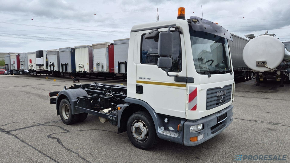 MAN TGL 12.180 4x2 BB EURO 3 - Hákový nosič kontejnerů - Крюковой мультилифт: фото 1 MAN TGL 12.180 4x2 BB EURO 3 - Hákový nosič kontejnerů - Крюковой мультилифт: фото 1
