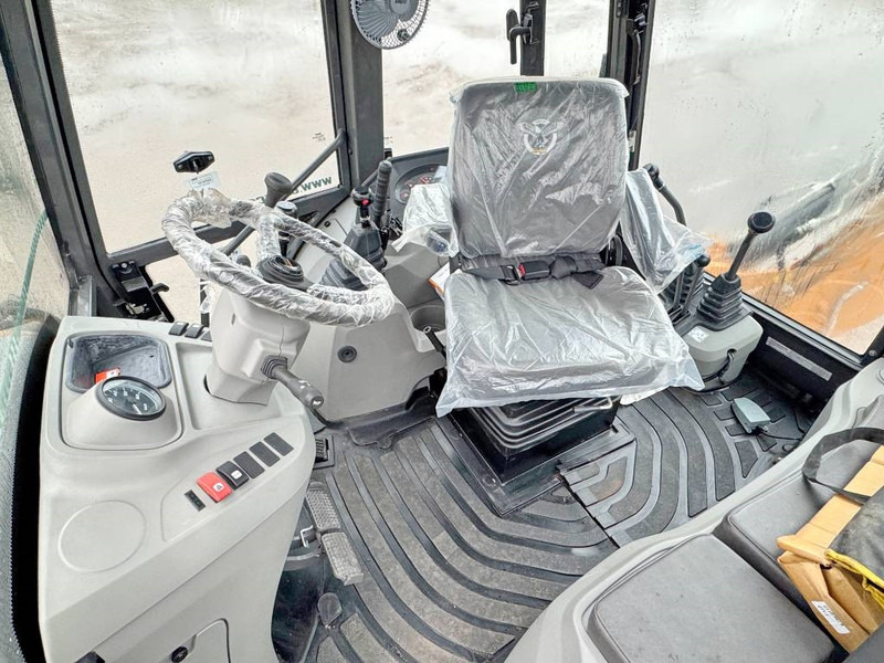 Экскаватор-погрузчик Case 770EX 4WD - New / Unused / Hammer Lines: фото 6 Экскаватор-погрузчик Case 770EX 4WD - New / Unused / Hammer Lines: фото 6