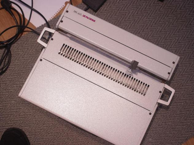 Renz DTP-340 Electric Calendar Punching Machine - Печатное оборудование: фото 2 Renz DTP-340 Electric Calendar Punching Machine - Печатное оборудование: фото 2