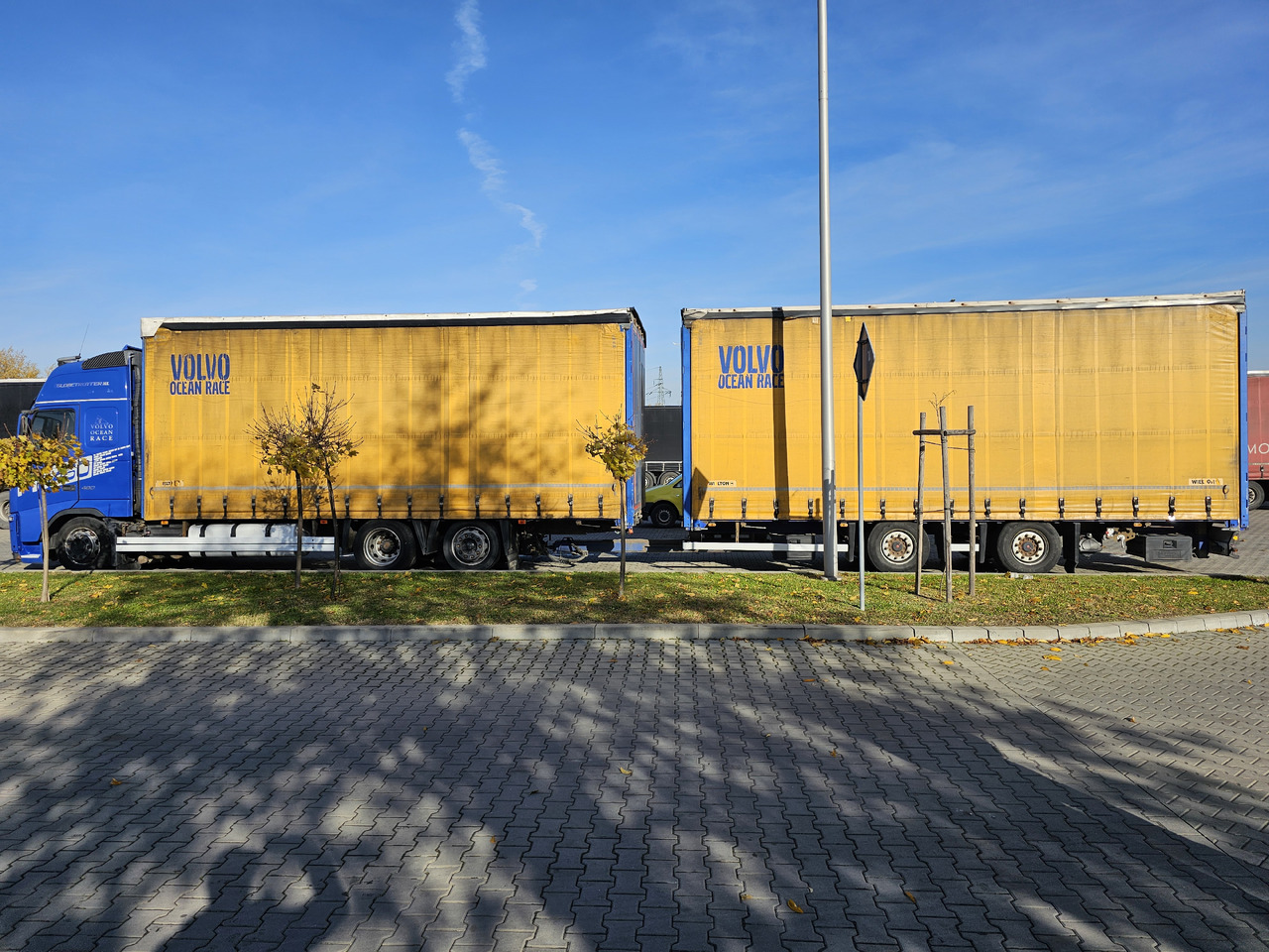 VOLVO FH460 ZESTAW TANDEM 120 M3 PRZEJAZDOWY + PRZYCZEPA FIRANKA SAF - Тентованный грузовик: фото 2 VOLVO FH460 ZESTAW TANDEM 120 M3 PRZEJAZDOWY + PRZYCZEPA FIRANKA SAF - Тентованный грузовик: фото 2