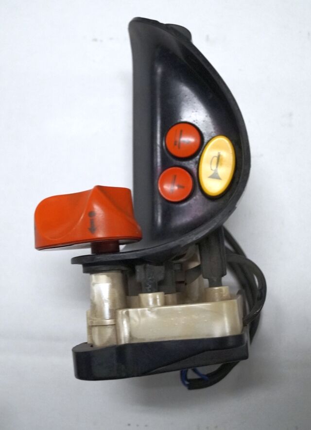 Linde 1443605100 | Rijschakelaar Control handle Control module - Электрическая система для Погрузочно-разгрузочной техники: фото 1 Linde 1443605100 | Rijschakelaar Control handle Control module - Электрическая система для Погрузочно-разгрузочной техники: фото 1