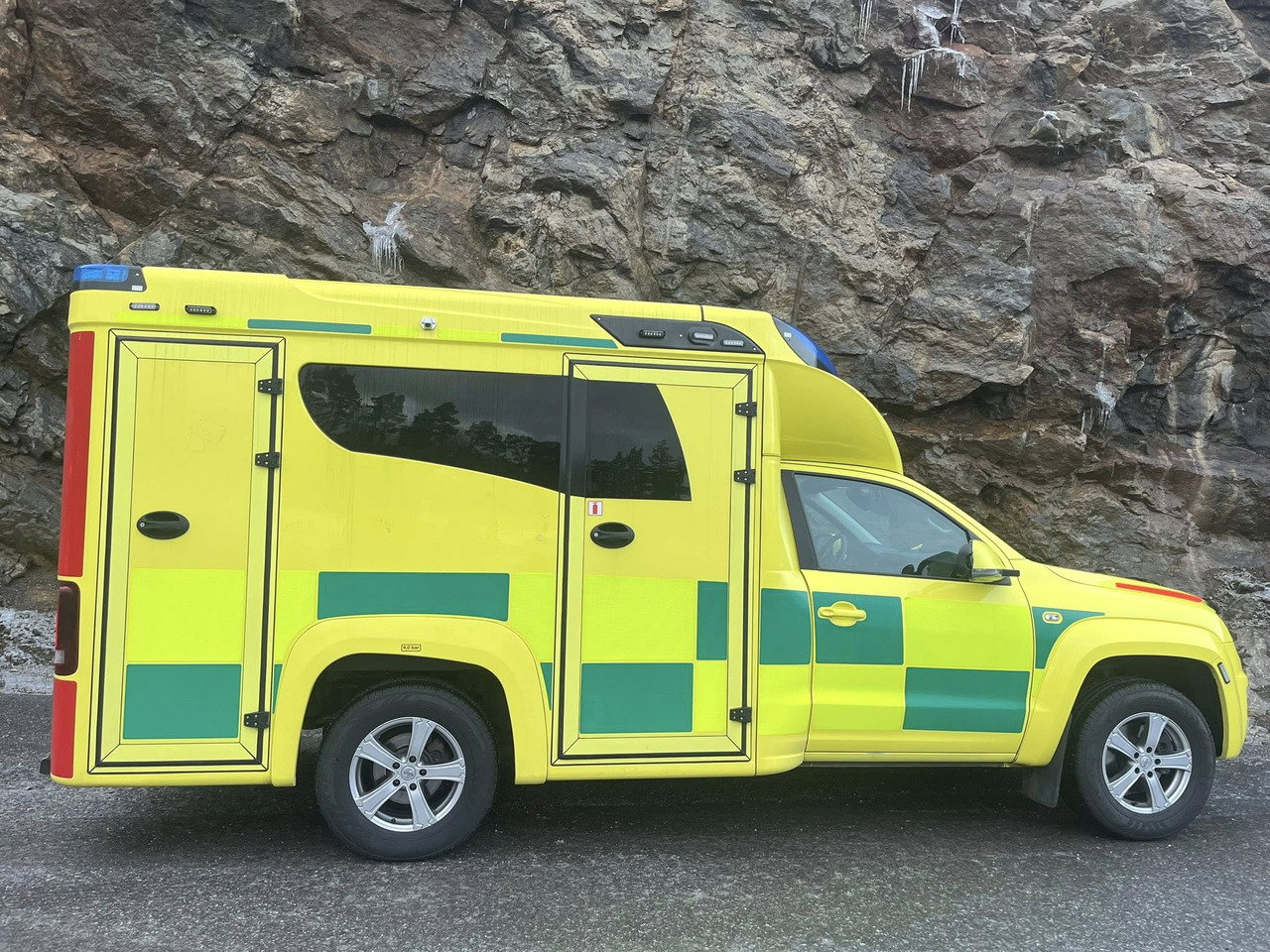 VOLKSWAGEN Amarok 4motion - AMBULANCE / ambulanse / ambulanssi - Машина скорой помощи: фото 4 VOLKSWAGEN Amarok 4motion - AMBULANCE / ambulanse / ambulanssi - Машина скорой помощи: фото 4