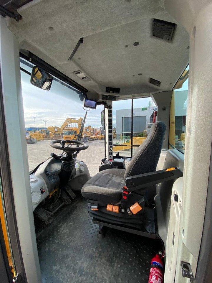 Колёсный погрузчик Volvo L 90 G: фото 12