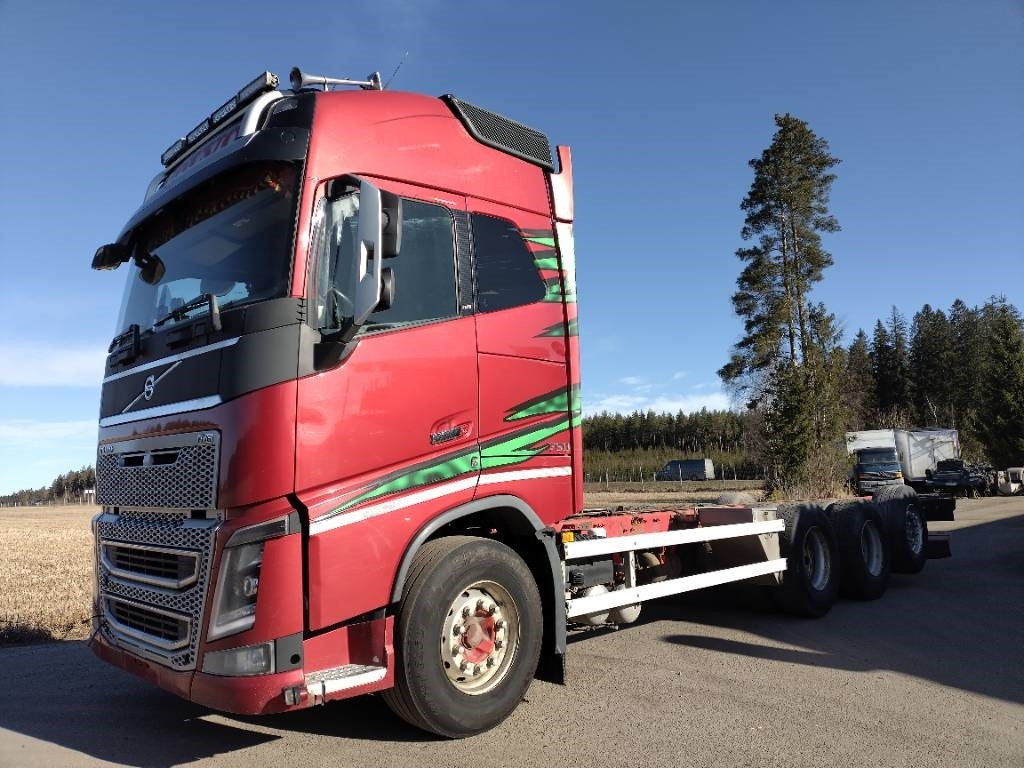 Volvo FH750 8x4 alusta - Грузовик-шасси: фото 1 Volvo FH750 8x4 alusta - Грузовик-шасси: фото 1