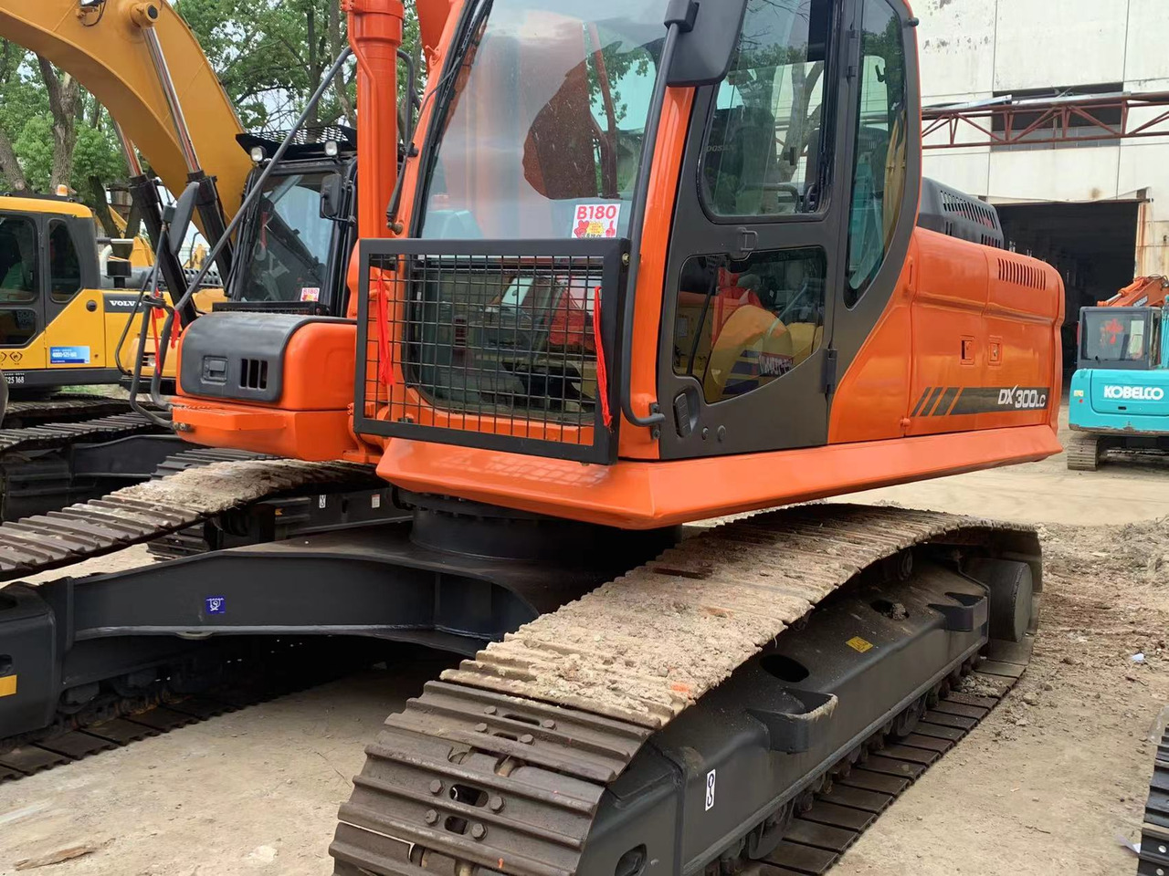 DOOSAN DX300LC - Гусеничный экскаватор: фото 1 DOOSAN DX300LC - Гусеничный экскаватор: фото 1