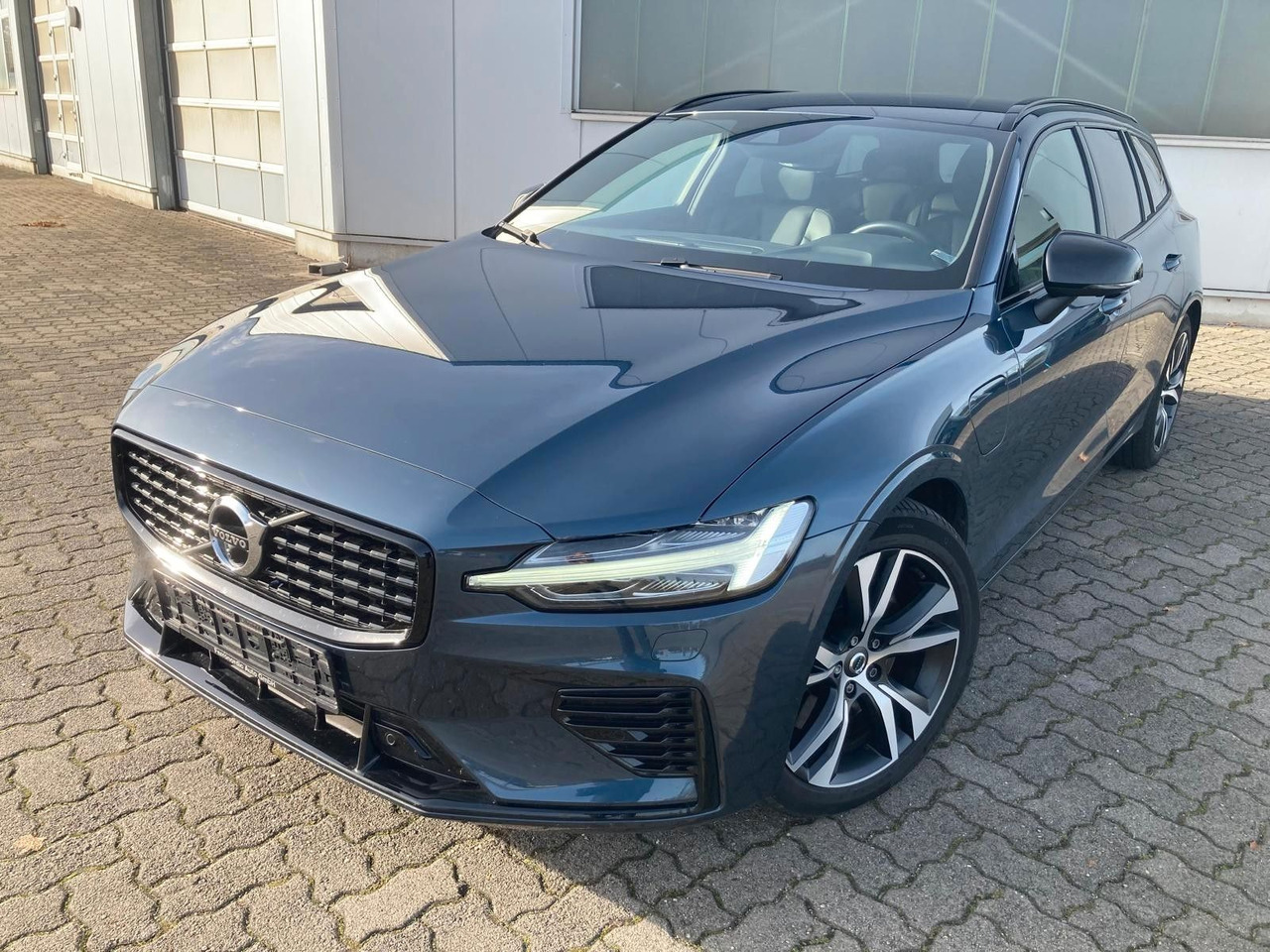 Volvo V60 T8 R Design Recharge Plug-In Hybrid AWD - Универсал: фото 1 Volvo V60 T8 R Design Recharge Plug-In Hybrid AWD - Универсал: фото 1