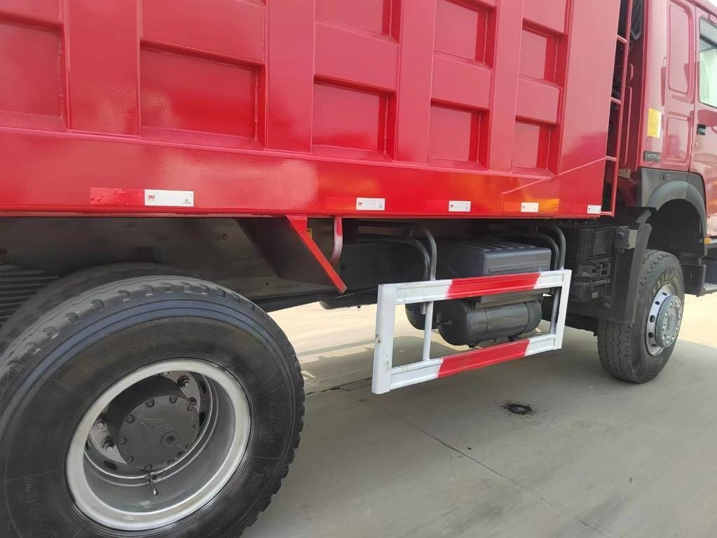 Самосвал Howo 371 6x4: фото 7 Самосвал Howo 371 6x4: фото 7