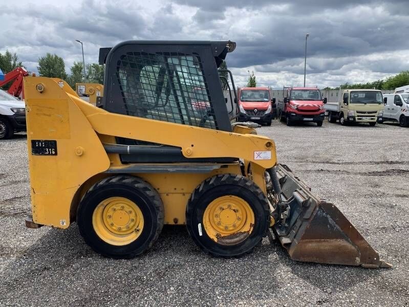 Gehl R 135 Gehl R 135 - Мини-погрузчик с бортовым поворотом: фото 4 Gehl R 135 Gehl R 135 - Мини-погрузчик с бортовым поворотом: фото 4
