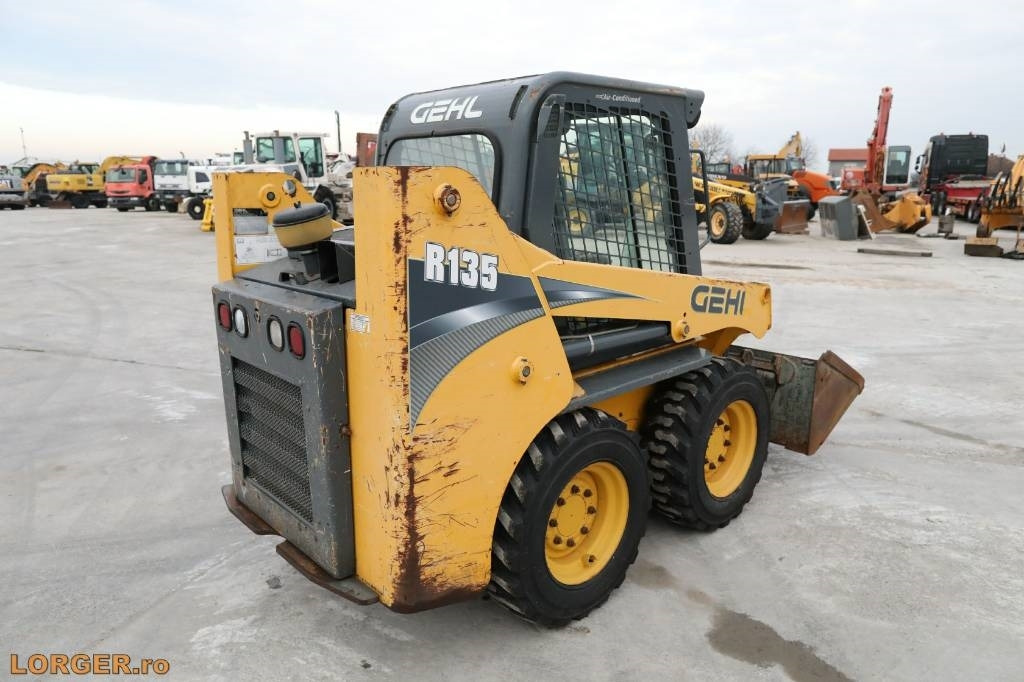 Gehl R 135 - Мини-погрузчик с бортовым поворотом: фото 3 Gehl R 135 - Мини-погрузчик с бортовым поворотом: фото 3