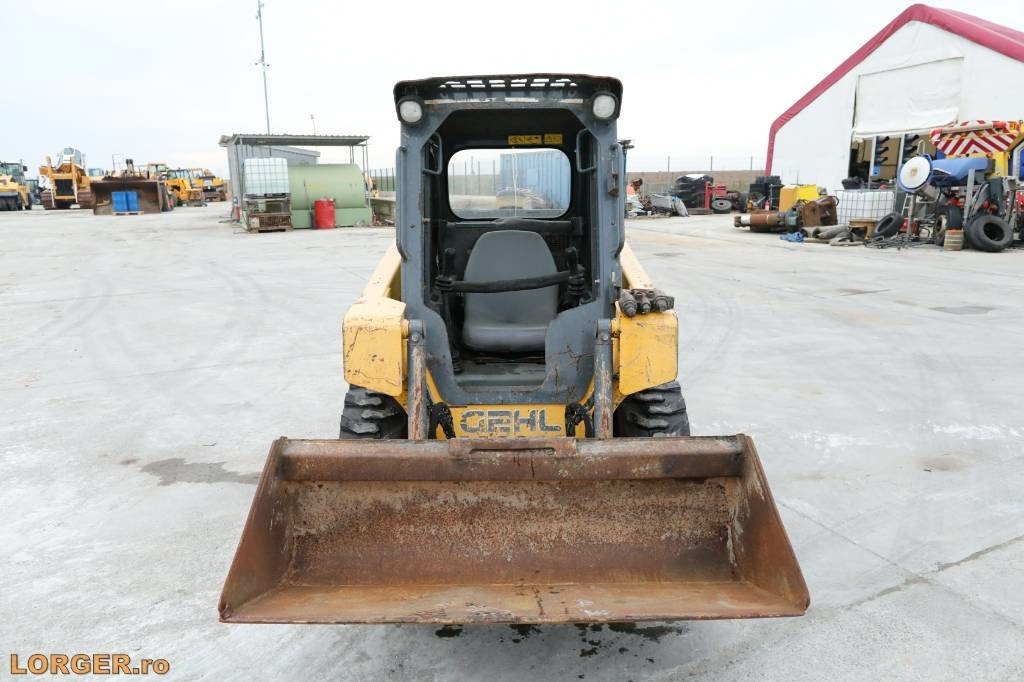 Gehl R 135 - Мини-погрузчик с бортовым поворотом: фото 5 Gehl R 135 - Мини-погрузчик с бортовым поворотом: фото 5