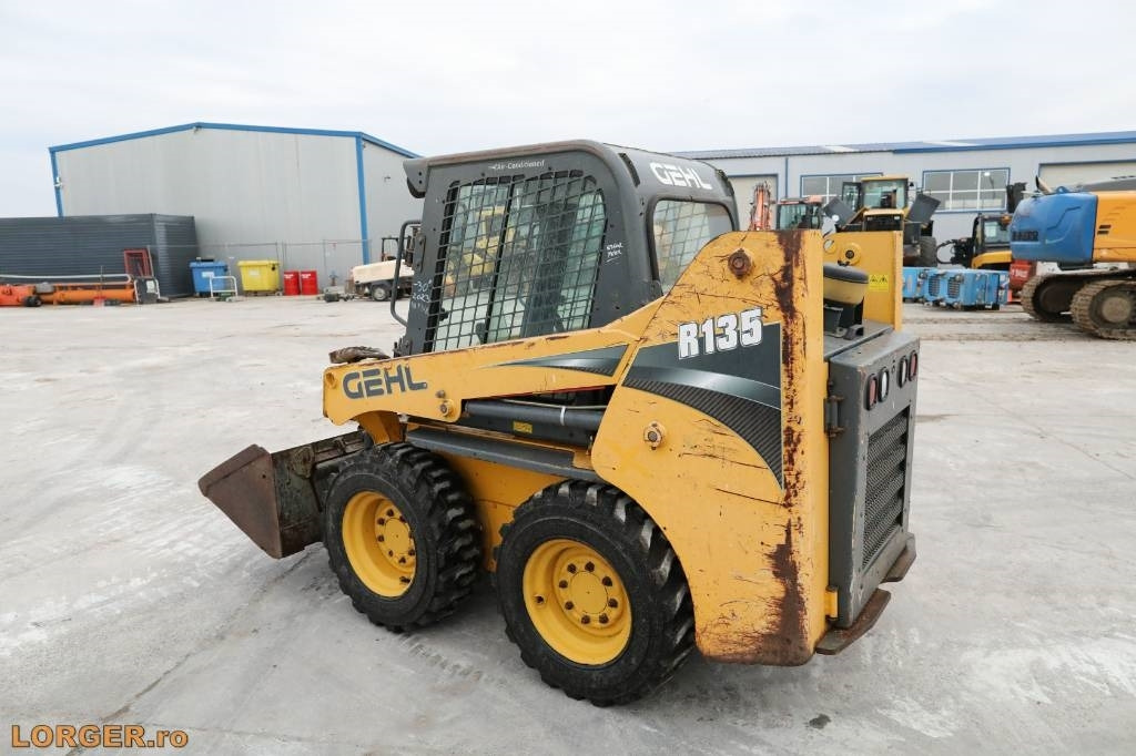Gehl R 135 - Мини-погрузчик с бортовым поворотом: фото 2 Gehl R 135 - Мини-погрузчик с бортовым поворотом: фото 2