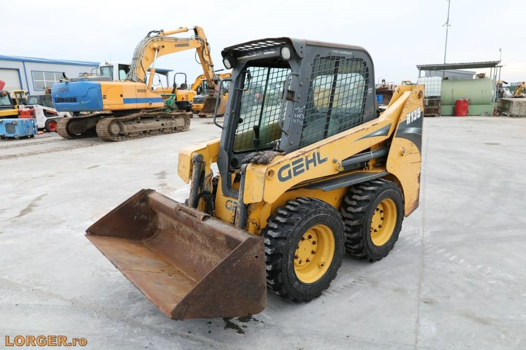 Gehl R 135 - Мини-погрузчик с бортовым поворотом: фото 1 Gehl R 135 - Мини-погрузчик с бортовым поворотом: фото 1