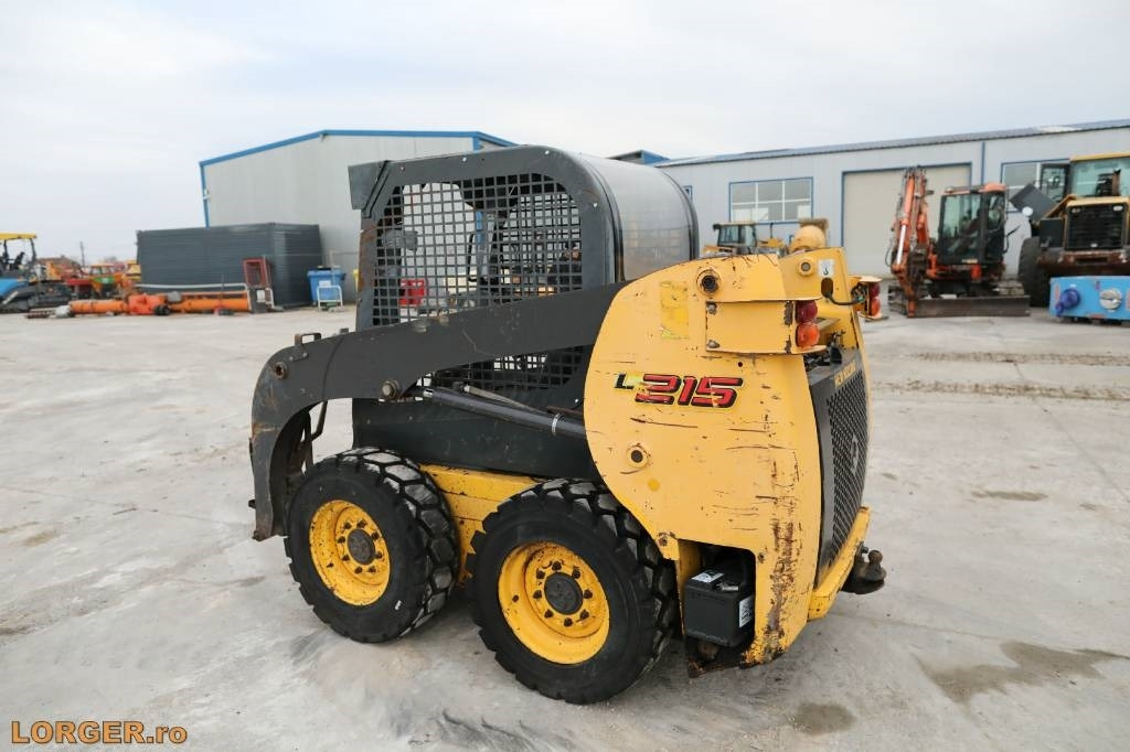 New Holland L 215 - Мини-погрузчик с бортовым поворотом: фото 2 New Holland L 215 - Мини-погрузчик с бортовым поворотом: фото 2
