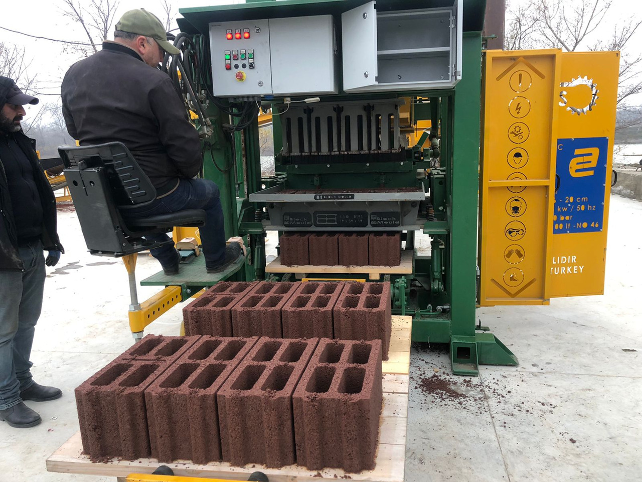 Economic Hollow Block Machine - Вибропресс: фото 2 Economic Hollow Block Machine - Вибропресс: фото 2