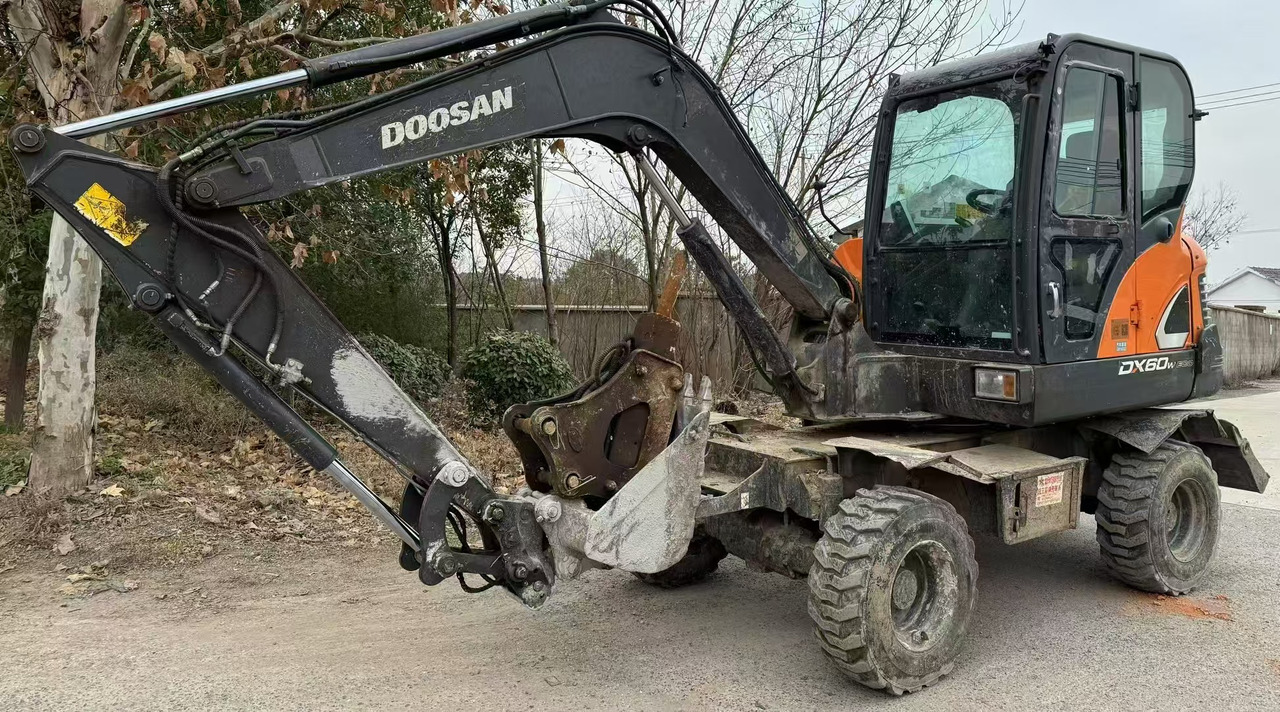 Doosan DX60 - Колёсный экскаватор: фото 1 Doosan DX60 - Колёсный экскаватор: фото 1