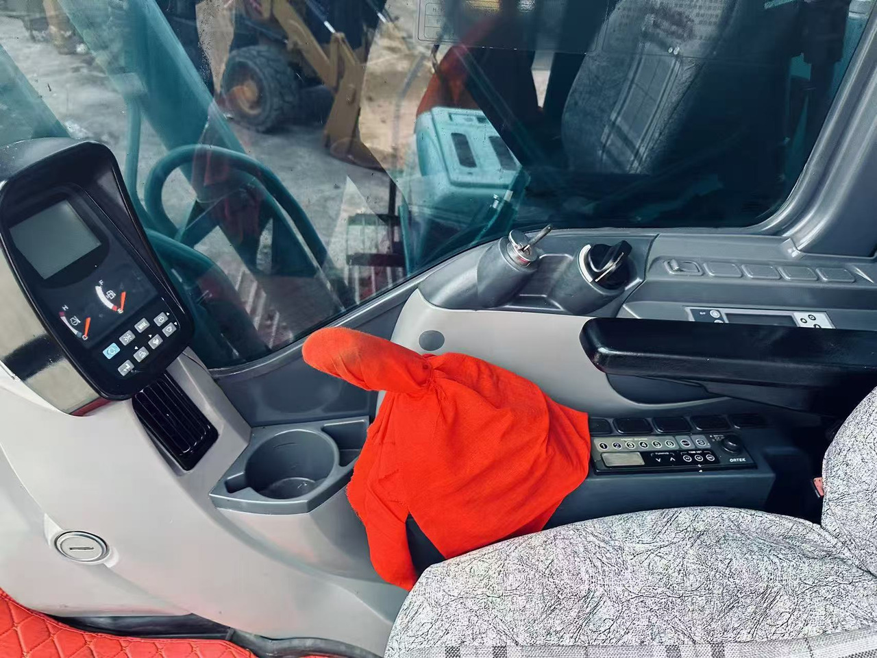 Kobelco SK200 - Гусеничный экскаватор: фото 5 Kobelco SK200 - Гусеничный экскаватор: фото 5