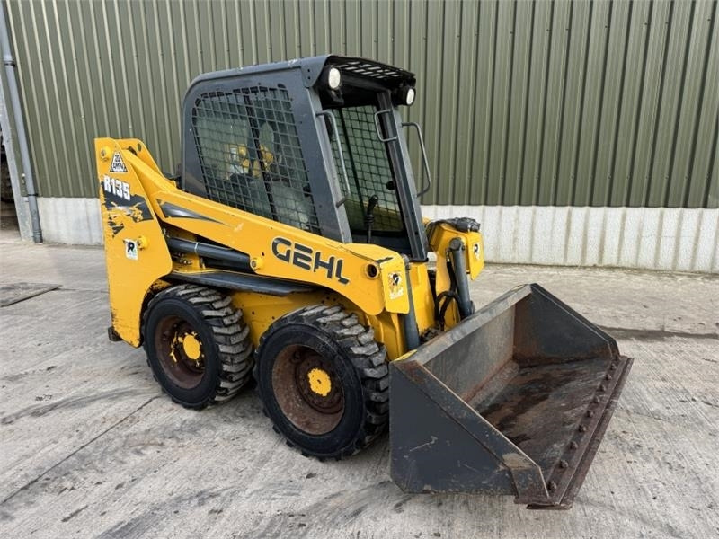 Gehl R135 Skid Steer - Мини-погрузчик с бортовым поворотом: фото 3 Gehl R135 Skid Steer - Мини-погрузчик с бортовым поворотом: фото 3