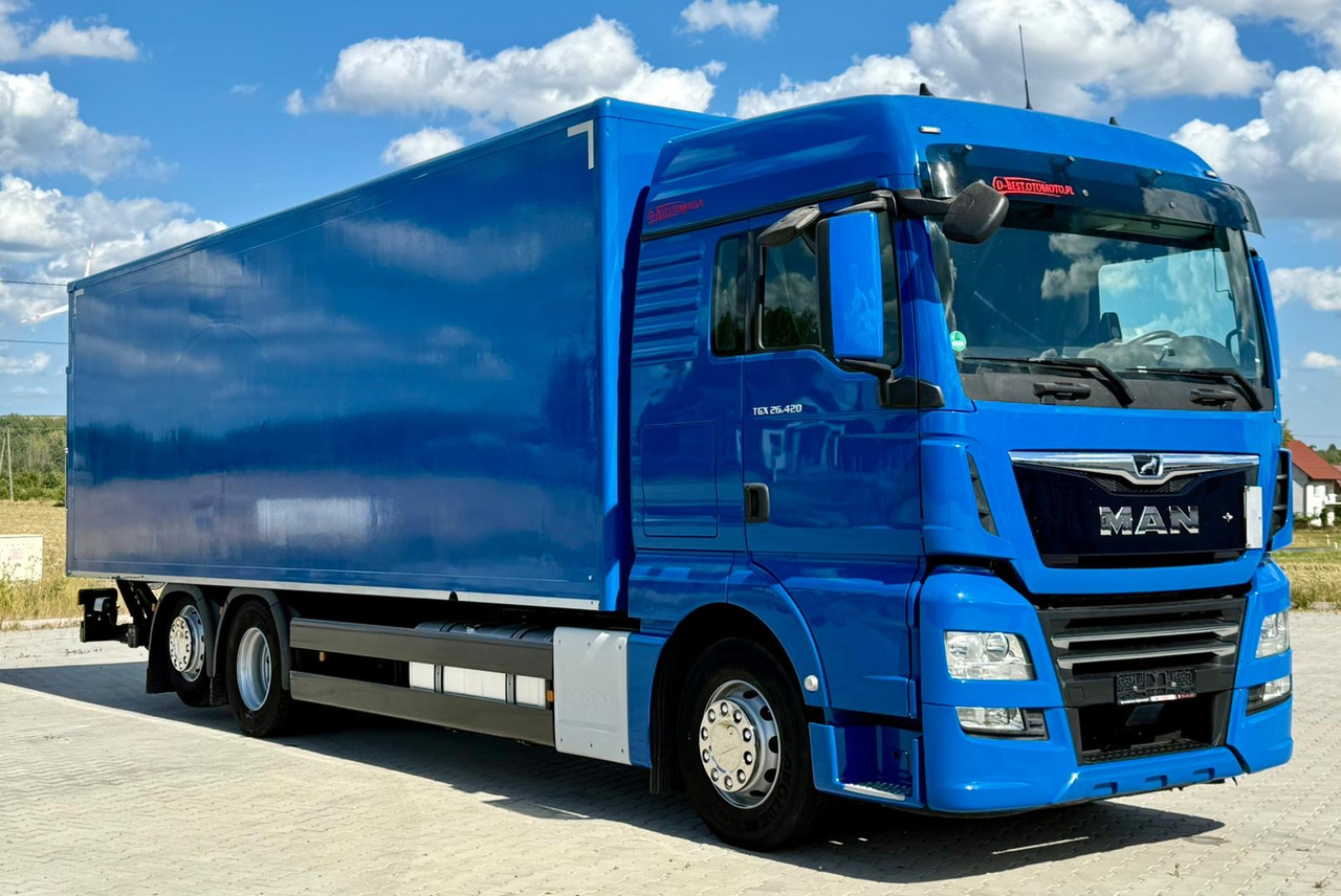 MAN TGX 26.420 / KONTENER / WINDA / 8.5 M DŁUGOŚCI / 21 EUROPALET / 6x2 / 3 OŚ PODNOSZONA I SKRĘTNA / ŁADOWNOŚĆ 14 415 KG / 2018 ROK / Z NIEMIEC - Грузовик с закрытым кузовом: фото 1 MAN TGX 26.420 / KONTENER / WINDA / 8.5 M DŁUGOŚCI / 21 EUROPALET / 6x2 / 3 OŚ PODNOSZONA I SKRĘTNA / ŁADOWNOŚĆ 14 415 KG / 2018 ROK / Z NIEMIEC - Грузовик с закрытым кузовом: фото 1