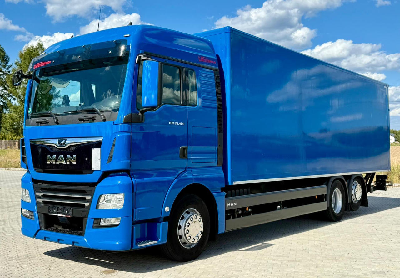 MAN TGX 26.420 / KONTENER / WINDA / 8.5 M DŁUGOŚCI / 21 EUROPALET / 6x2 / 3 OŚ PODNOSZONA I SKRĘTNA / ŁADOWNOŚĆ 14 415 KG / 2018 ROK / Z NIEMIEC - Грузовик с закрытым кузовом: фото 2 MAN TGX 26.420 / KONTENER / WINDA / 8.5 M DŁUGOŚCI / 21 EUROPALET / 6x2 / 3 OŚ PODNOSZONA I SKRĘTNA / ŁADOWNOŚĆ 14 415 KG / 2018 ROK / Z NIEMIEC - Грузовик с закрытым кузовом: фото 2