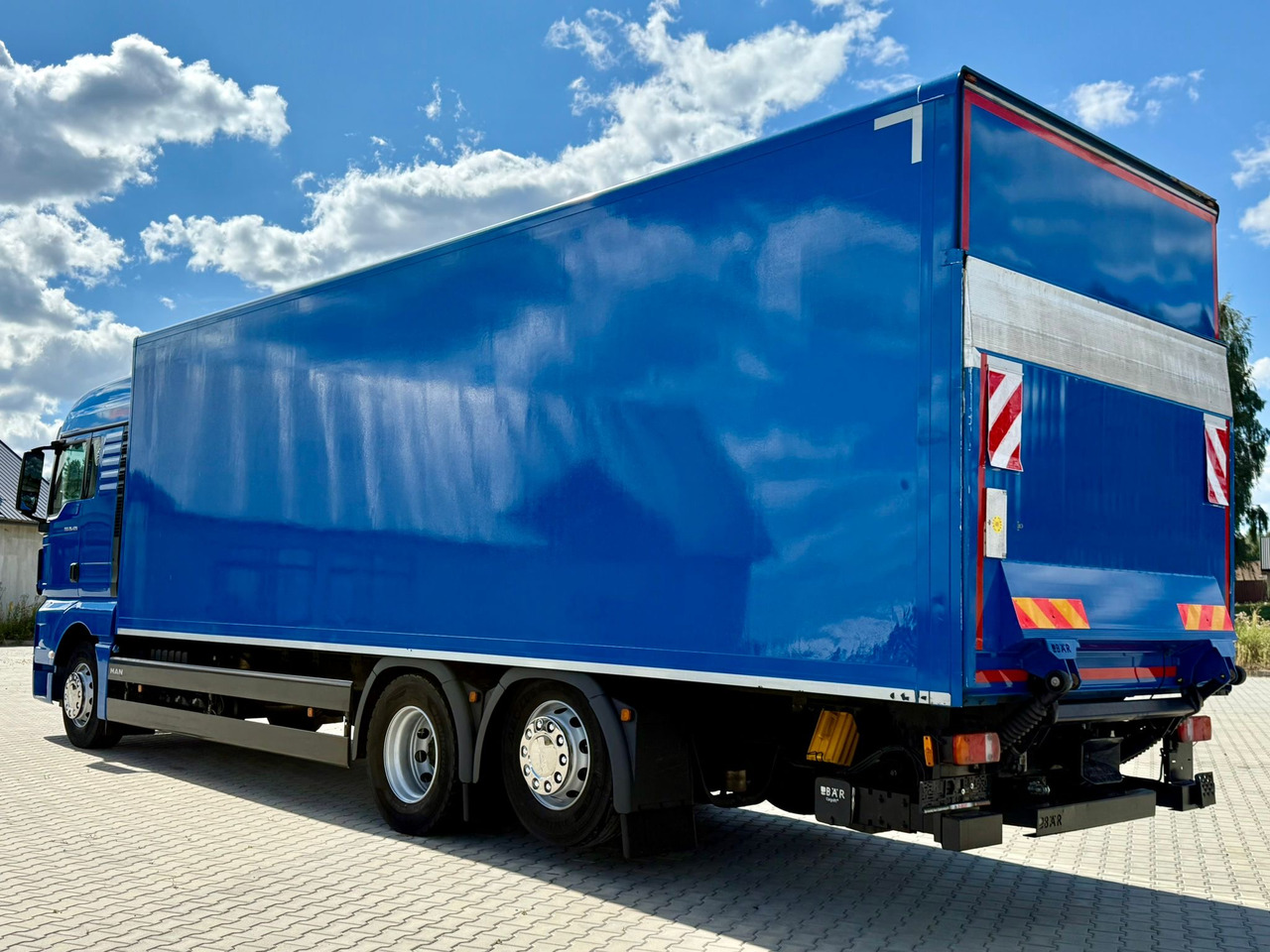 MAN TGX 26.420 / KONTENER / WINDA / 8.5 M DŁUGOŚCI / 21 EUROPALET / 6x2 / 3 OŚ PODNOSZONA I SKRĘTNA / ŁADOWNOŚĆ 14 415 KG / 2018 ROK / Z NIEMIEC - Грузовик с закрытым кузовом: фото 5 MAN TGX 26.420 / KONTENER / WINDA / 8.5 M DŁUGOŚCI / 21 EUROPALET / 6x2 / 3 OŚ PODNOSZONA I SKRĘTNA / ŁADOWNOŚĆ 14 415 KG / 2018 ROK / Z NIEMIEC - Грузовик с закрытым кузовом: фото 5