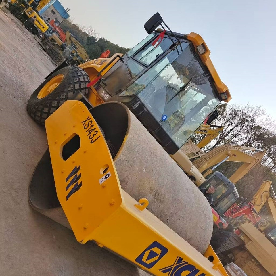 XCMG XS 143J - Компактор: фото 3 XCMG XS 143J - Компактор: фото 3