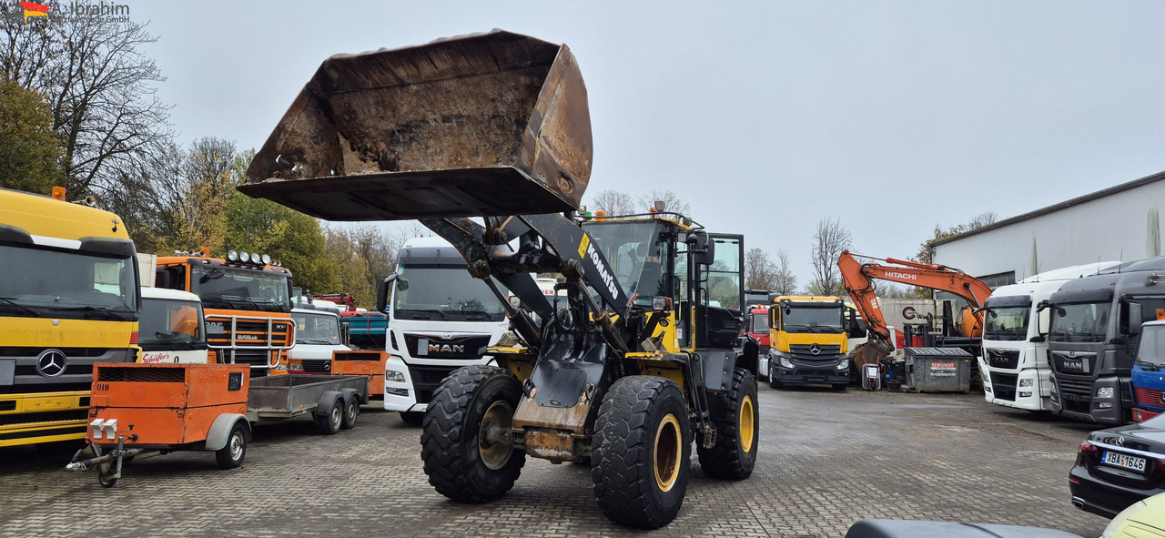 Komatsu WA 250 Zustand technisch ok, optisch 3-4 Unterlagen vorhanden - Колёсный погрузчик: фото 1 Komatsu WA 250 Zustand technisch ok, optisch 3-4 Unterlagen vorhanden - Колёсный погрузчик: фото 1