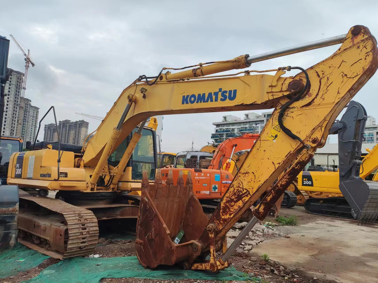 KOMATSU PC300-7 - Гусеничный экскаватор: фото 1 KOMATSU PC300-7 - Гусеничный экскаватор: фото 1