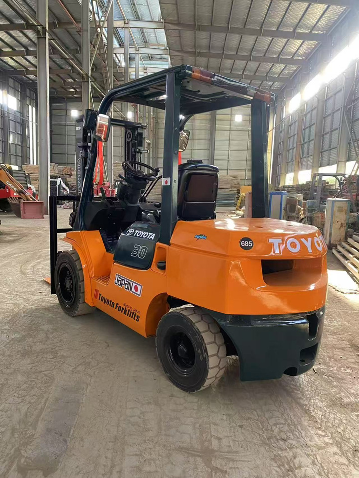 TOYOTA FD30 - Дизельный погрузчик: фото 2 TOYOTA FD30 - Дизельный погрузчик: фото 2