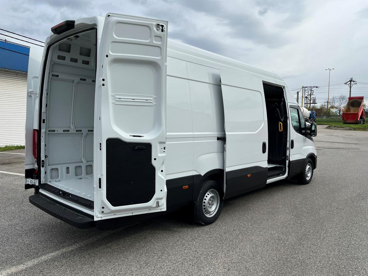 Iveco DAILY VAN, 3.0 D 176k, 35S18H V Evolution H3 - Цельнометаллический фургон: фото 4 Iveco DAILY VAN, 3.0 D 176k, 35S18H V Evolution H3 - Цельнометаллический фургон: фото 4