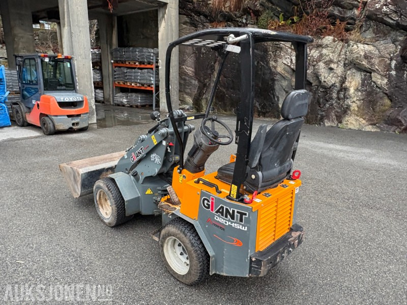 2021 Giant D204SW Kompaktlaster / hjullaster / minihjullaster - Мини-погрузчик с бортовым поворотом: фото 4 2021 Giant D204SW Kompaktlaster / hjullaster / minihjullaster - Мини-погрузчик с бортовым поворотом: фото 4