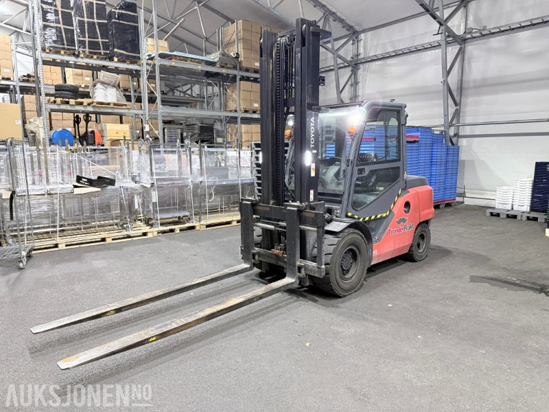 2017 Toyota 40-8FD50N - 5 tonnstruck - Kun 3080t! - Погрузочно-разгрузочная техника: фото 1 2017 Toyota 40-8FD50N - 5 tonnstruck - Kun 3080t! - Погрузочно-разгрузочная техника: фото 1
