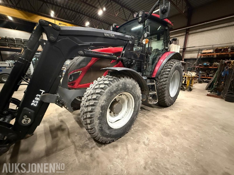 Valtra A104 m Laster, skuffe og pallegaffel - Трактор: фото 2 Valtra A104 m Laster, skuffe og pallegaffel - Трактор: фото 2
