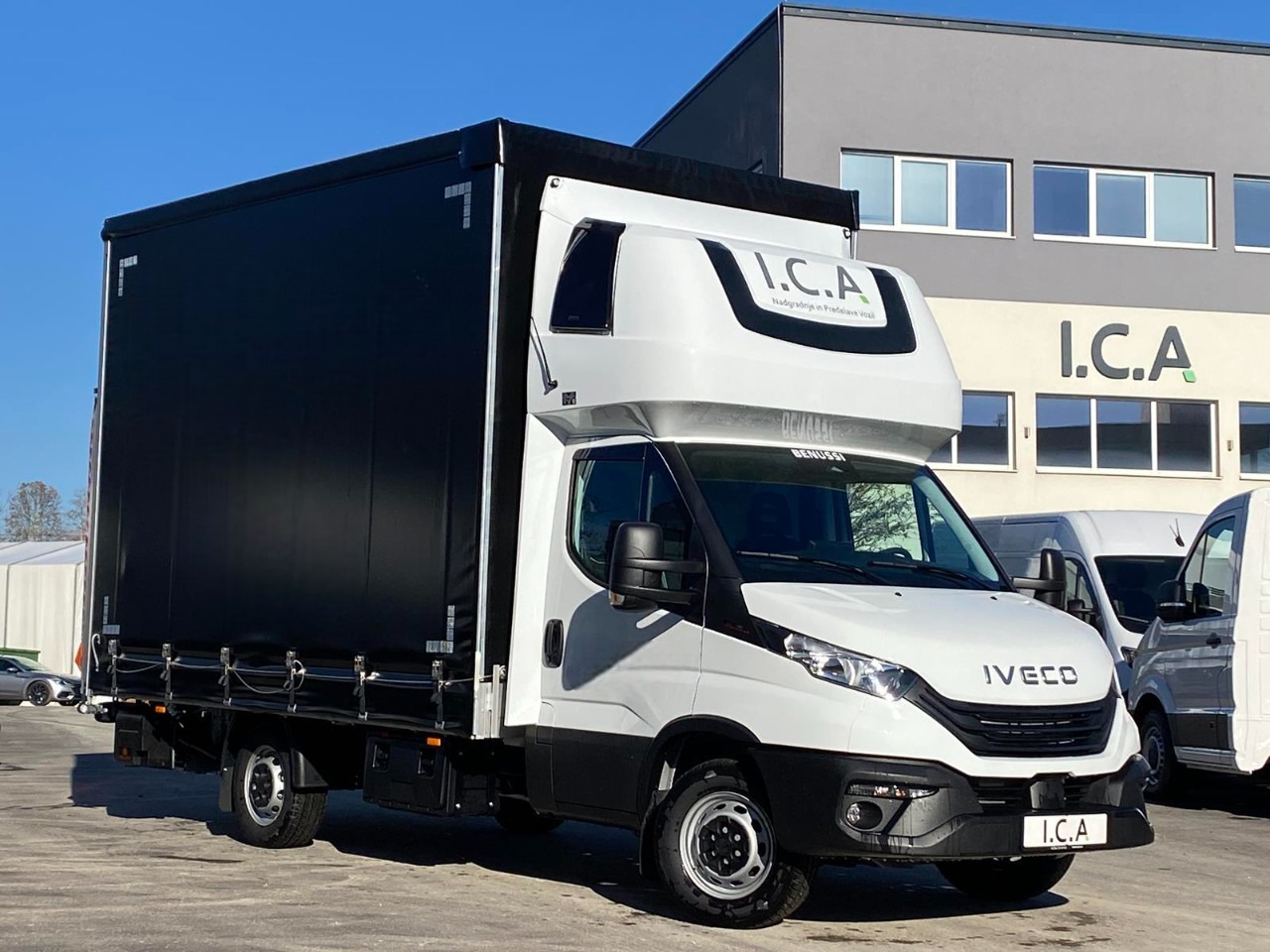 IVECO DAILY 35S18HP D30C | PRITSCHE PLANE + SCHLAFKABINE + LADERAMPE - Тентованный фургон: фото 1 IVECO DAILY 35S18HP D30C | PRITSCHE PLANE + SCHLAFKABINE + LADERAMPE - Тентованный фургон: фото 1