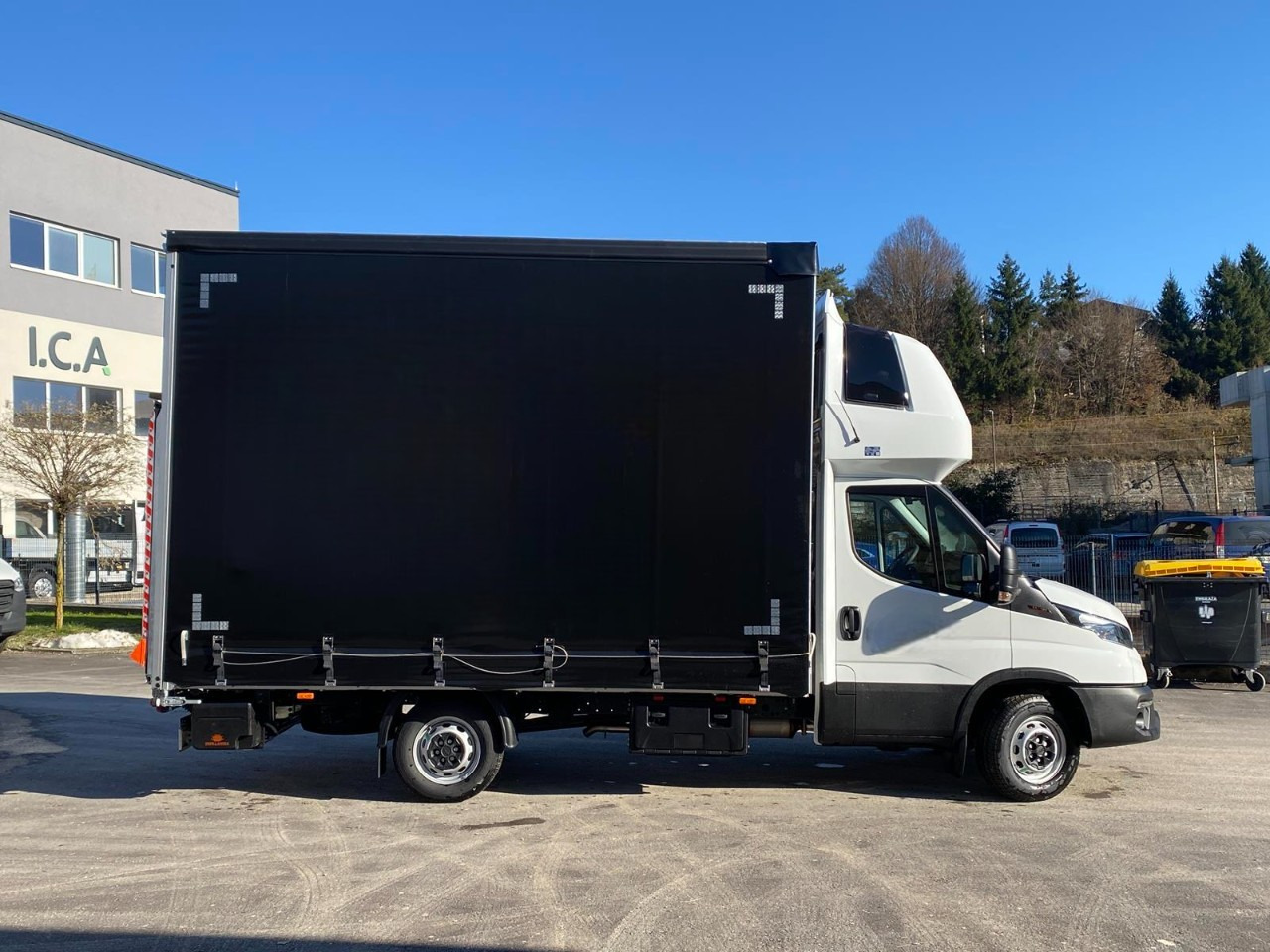 IVECO DAILY 35S18HP D30C | PRITSCHE PLANE + SCHLAFKABINE + LADERAMPE - Тентованный фургон: фото 2 IVECO DAILY 35S18HP D30C | PRITSCHE PLANE + SCHLAFKABINE + LADERAMPE - Тентованный фургон: фото 2