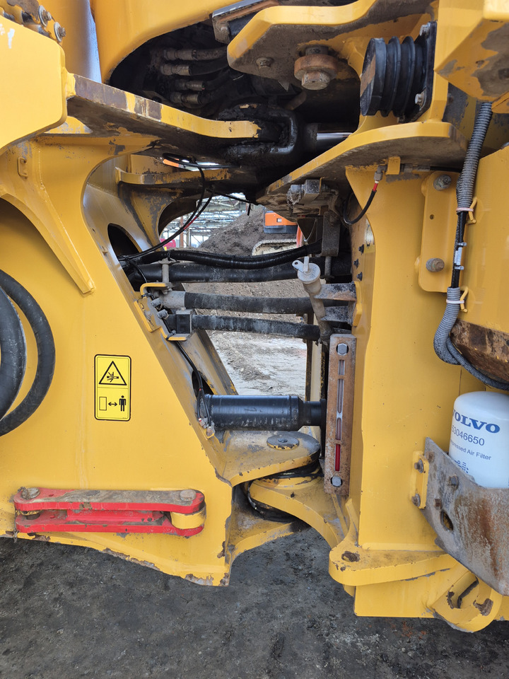 Колёсный погрузчик VOLVO L180H: фото 10