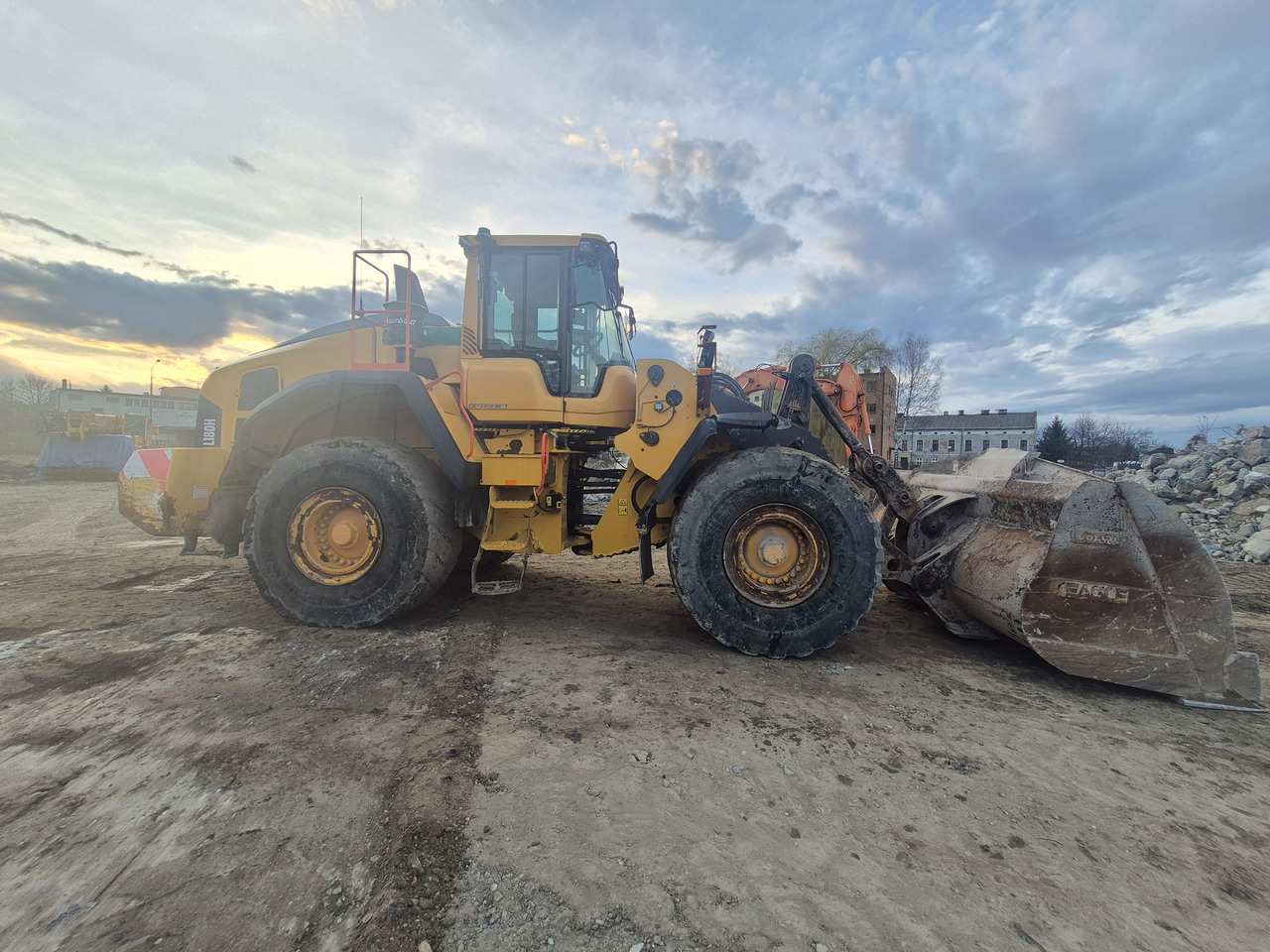 Колёсный погрузчик VOLVO L180H: фото 6