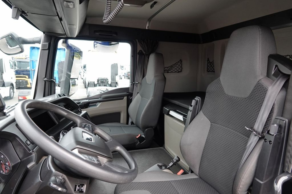 Фото интерьера 1: Рефрижератор MAN TGS 26.360 / 6x2 / CHŁODNIA -8,2 M / SUPRA 850MT MAN TGS 26.360 / 6x2 / CHŁODNIA -8,2 M / SUPRA 850MT