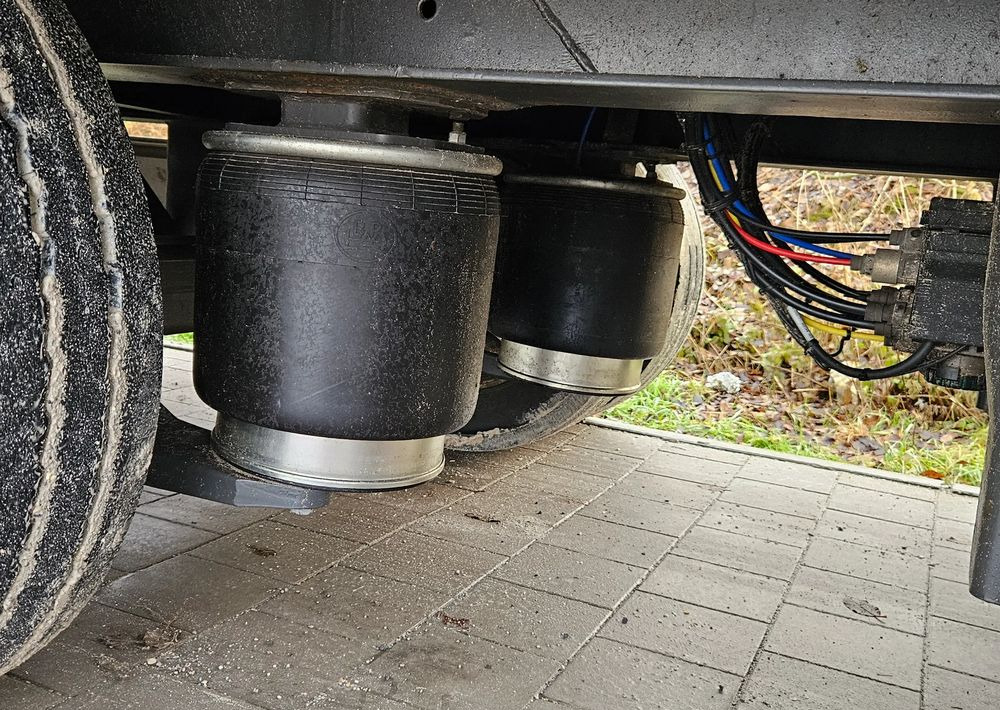 Fliegl PRZYCZEPA CIĘŻAROWA / 60m3 / 2 SZT IDENTYCZNE / NOWE PLANDEKI W CENIE / 3M WYSOKA / TANDEM / 2 OSIE / 19 PALET / DOLNY SPRZĘG / 18 TON DMC / 13 TON ŁADOWNOŚĆ - Тентованный прицеп: фото 5 Fliegl PRZYCZEPA CIĘŻAROWA / 60m3 / 2 SZT IDENTYCZNE / NOWE PLANDEKI W CENIE / 3M WYSOKA / TANDEM / 2 OSIE / 19 PALET / DOLNY SPRZĘG / 18 TON DMC / 13 TON ŁADOWNOŚĆ - Тентованный прицеп: фото 5