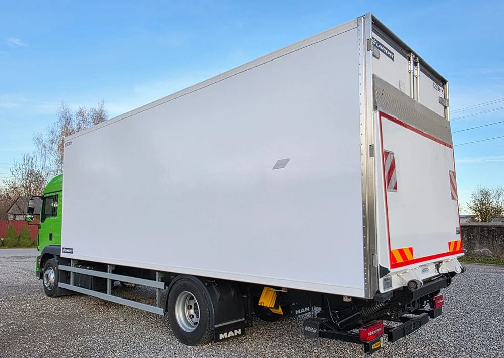 MAN TGM 18.320 / 18.290 / 15.290 / IZOTERMA / WINDA / 19PALET / E6 / 08.2018 / LIFT / SPROWADZONY / AUTOMAT / SYPIALKA / PIERWSZY WŁAŚCICIEL / BOCZNE DRZWI / STAN BARDZO DOBRY - Рефрижератор: фото 4 MAN TGM 18.320 / 18.290 / 15.290 / IZOTERMA / WINDA / 19PALET / E6 / 08.2018 / LIFT / SPROWADZONY / AUTOMAT / SYPIALKA / PIERWSZY WŁAŚCICIEL / BOCZNE DRZWI / STAN BARDZO DOBRY - Рефрижератор: фото 4
