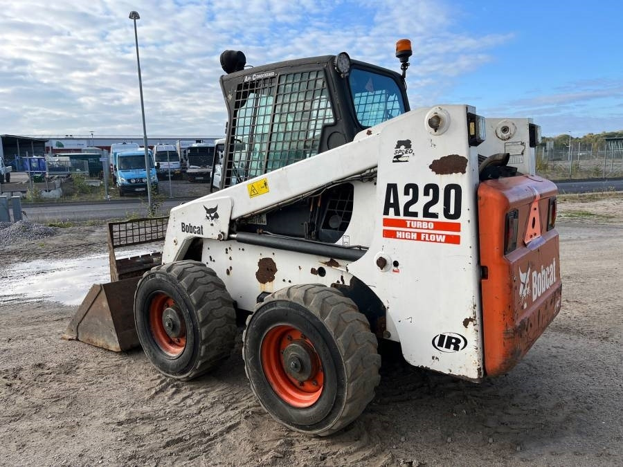 Bobcat A 220 - Мини-погрузчик с бортовым поворотом: фото 4 Bobcat A 220 - Мини-погрузчик с бортовым поворотом: фото 4