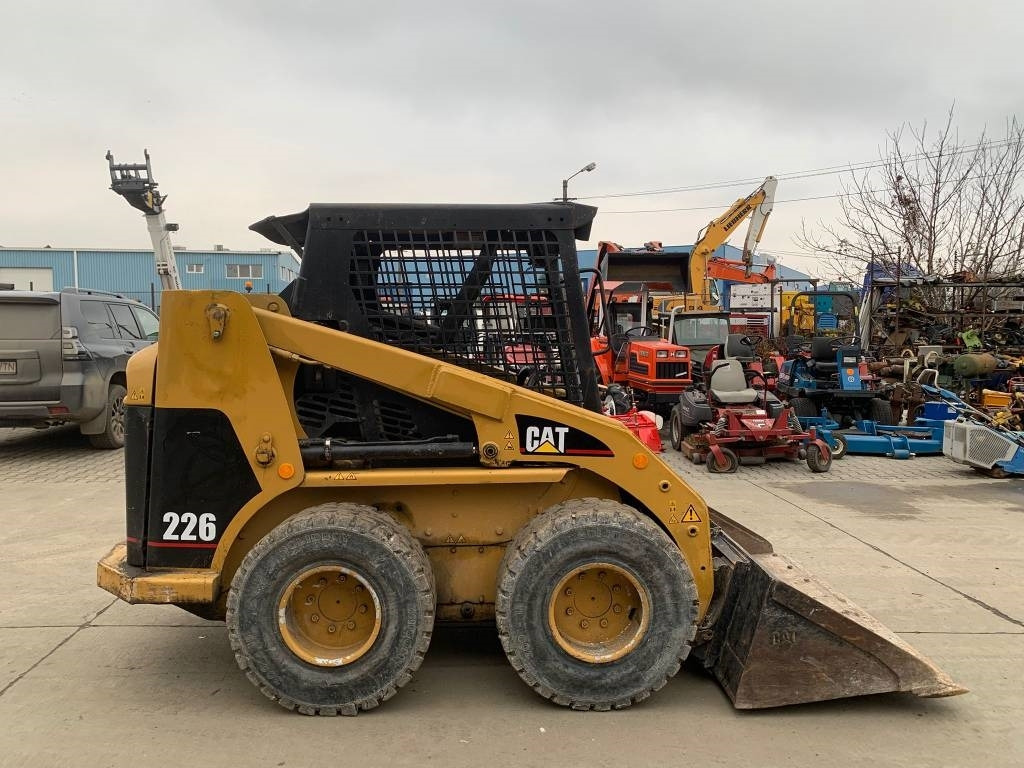 CAT 226 - Мини-погрузчик с бортовым поворотом: фото 2 CAT 226 - Мини-погрузчик с бортовым поворотом: фото 2