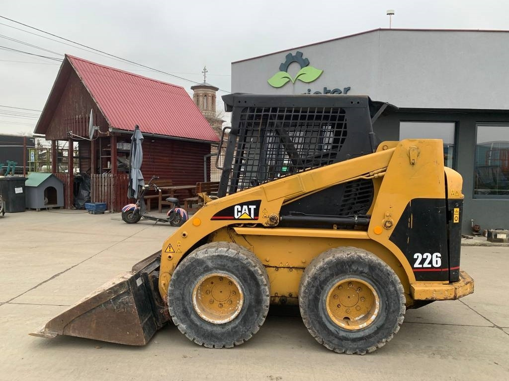 CAT 226 - Мини-погрузчик с бортовым поворотом: фото 5 CAT 226 - Мини-погрузчик с бортовым поворотом: фото 5